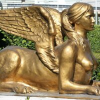 Statue in Gold in Lebensgröße