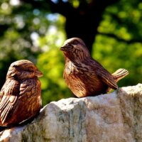 Vögel aus Bronze als Gartendeko