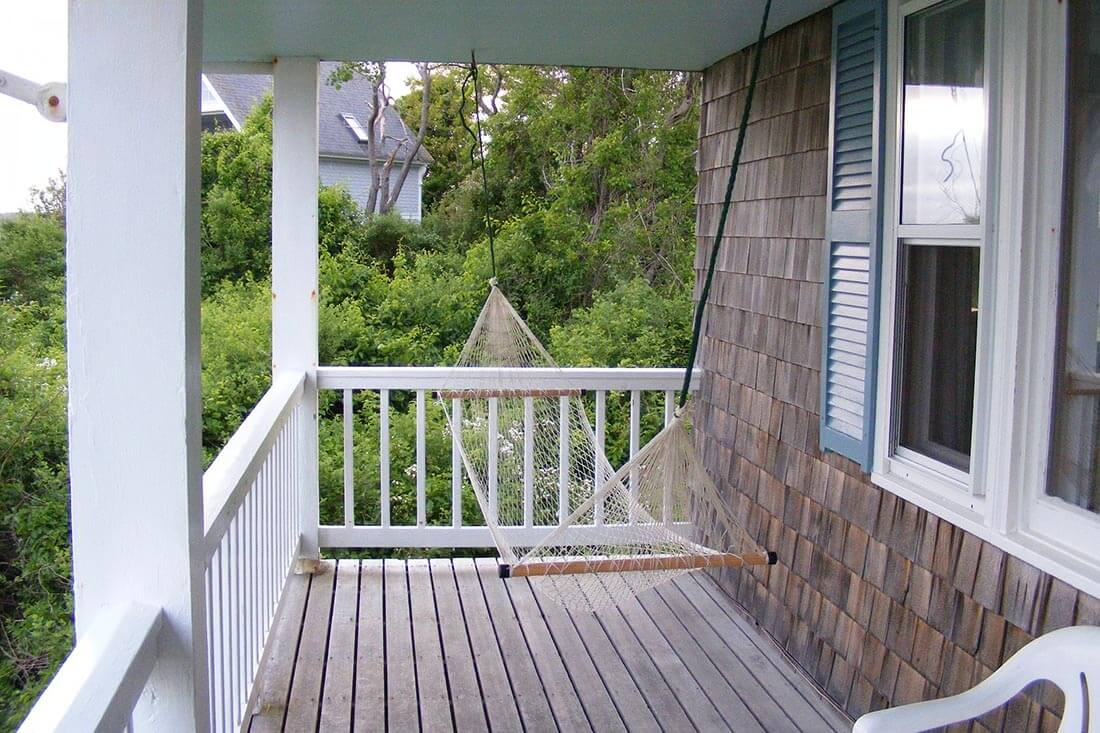 Terrasse mit Holzdielen und Hängematte