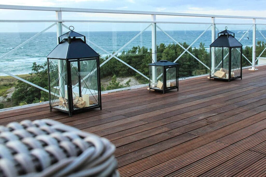 Terrassendielen aus Holz auf Balkon am Meer
