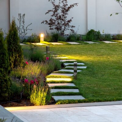 Beleuchteter Gartenweg aus Natursteinplatten © Shutterstock - Bespaliy