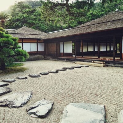Erhöhte Trittflächen in einem Zen Garten © Pixabay.com