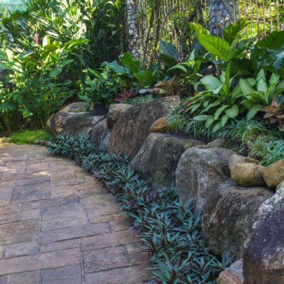 Gartenweg mit großen Pflastersteinen © Shutterstock - TeeRoar