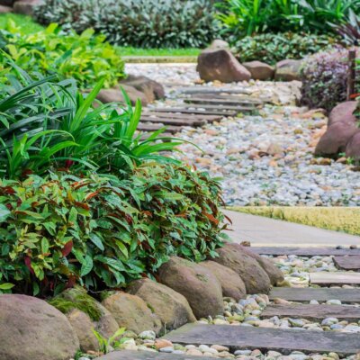 Gartenweg mit breiten Trittflächen aus Stein © Shutterstock - kawephoto