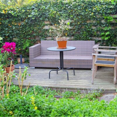 Rustikale Gartenmöbel einer kleinen Sitzecke © Shutterstock.com - ingehogenbijl