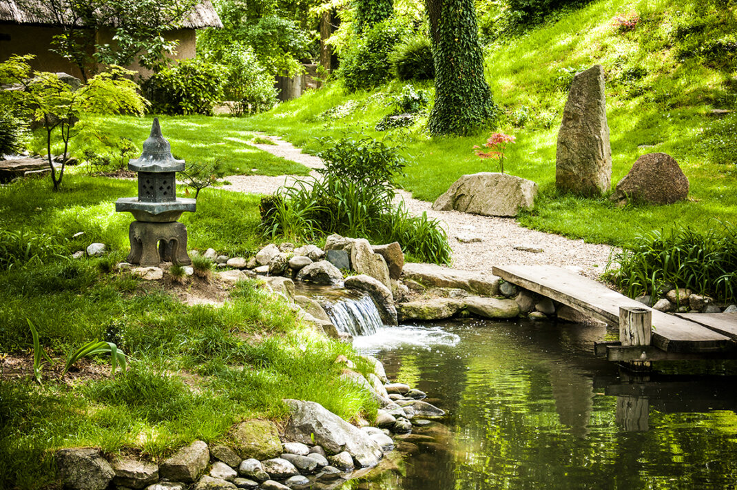 Japanischer Garten mit Gartenweg aus Kies und Steinlaterne