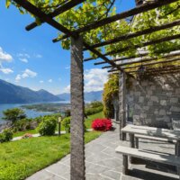 Angelehnte Pergola mit Wein bewachsen © Shutterstock.com - alexandre zveiger