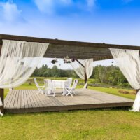 Große  freistehende Pergola mitten auf dem Rasen © Shutterstock.com - ronstik