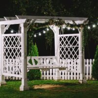 Kleine Pergola als Gerüst für eine Hollywood Schaukel © Shutterstock.com - Jacek Korzeniewski