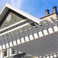 Weiße Pergola als Anbau passend zum Haus © Shutterstock.com - Suzanne Tucker