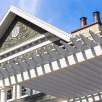 Weiße Pergola als Anbau passend zum Haus © Shutterstock.com - Suzanne Tucker