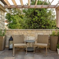 Angelehnte Pergola fest an der Wand montiert © Shutterstock.com - JRP Studio