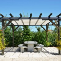 Holz-Pergola für eine Sitzecke aus Stein © Shutterstock.com - Pincasso