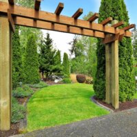 Pergola als breiter Torbogen © Shutterstock.com - Artazum