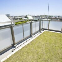 Dachterrasse mit Rasen und Drainageleitungen © Shutterstock.com - KPG_Payless