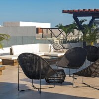 Dachterrasse mit vielen Lounge-Sitzgelegenheiten © Shutterstock.com - Chiociolla