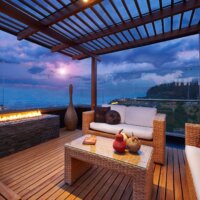 Moderne  überdachte Dachterrasse mit Feuerstelle © Shutterstock.com - Santiago Cornejo