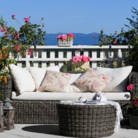 Gartensofa von Pflanzen umgeben © Shutterstock.com - Swiss Studio