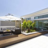 Dachterrasse mit Loungemöbeln und Sonnenschirm © Shutterstock.com - EPSTOCK