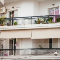 Balkone-mit-grünen-Pflanzen-