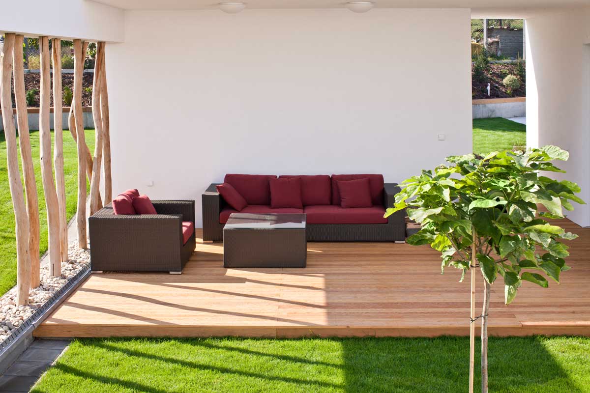 Design-Sichtschutz aus Beton und Holz auf der modernen Terrasse