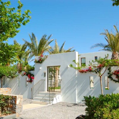 weiße-Mauer-mit-Eingangstor-und-Blumen © slava296 - Depositphotos.com