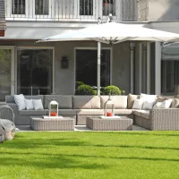 Lounge-Terrasse mit Sonnenschirm