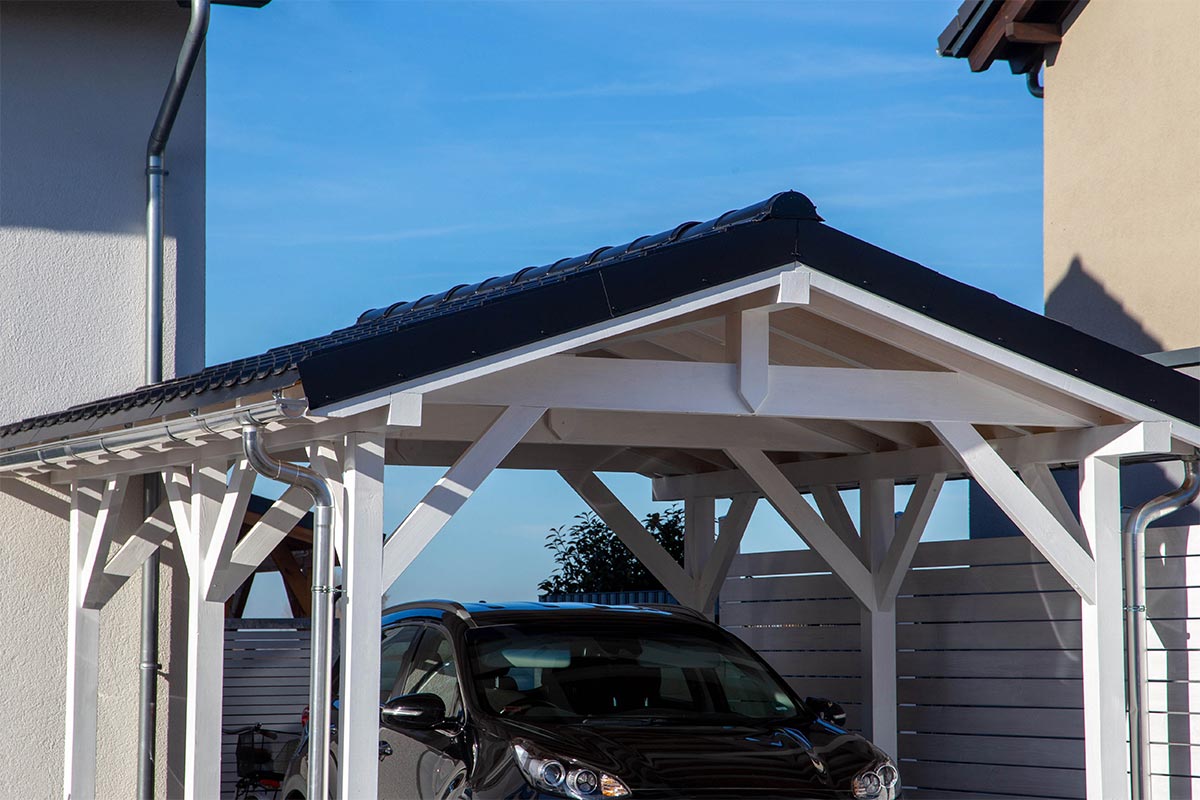 Holz-Carport mit Satteldach schützt Auto