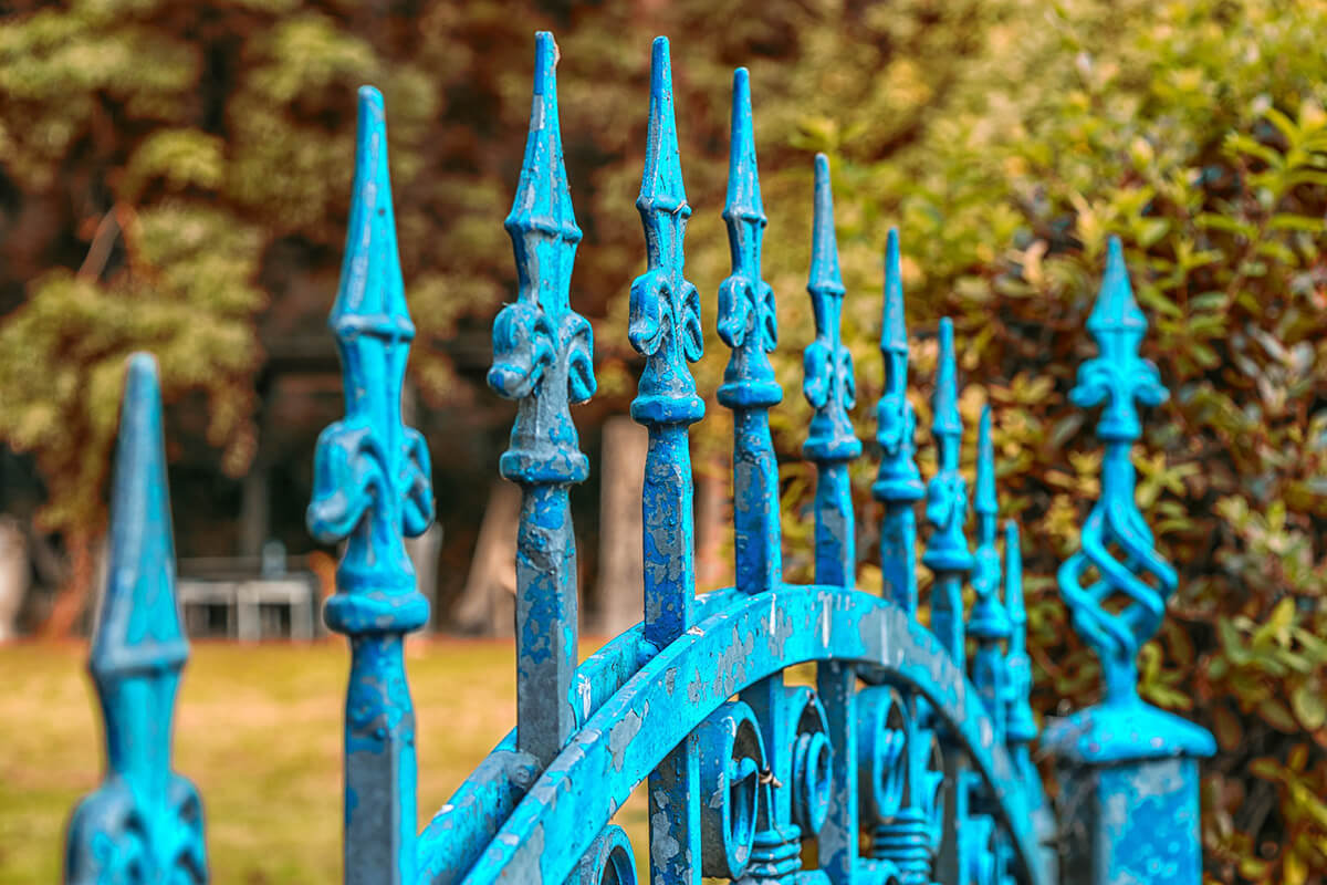 Gartenzaun aus blau lackiertem Metall