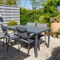 Terrasse fleurie avec salon de jardin © oceane2508 - Stock.adobe.com