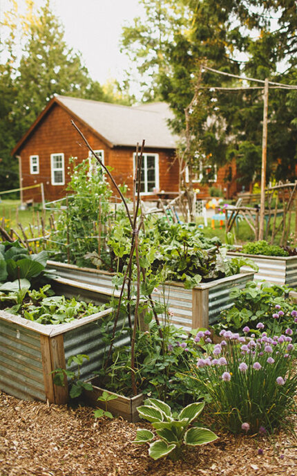 Metall-Hochbeete im Garten