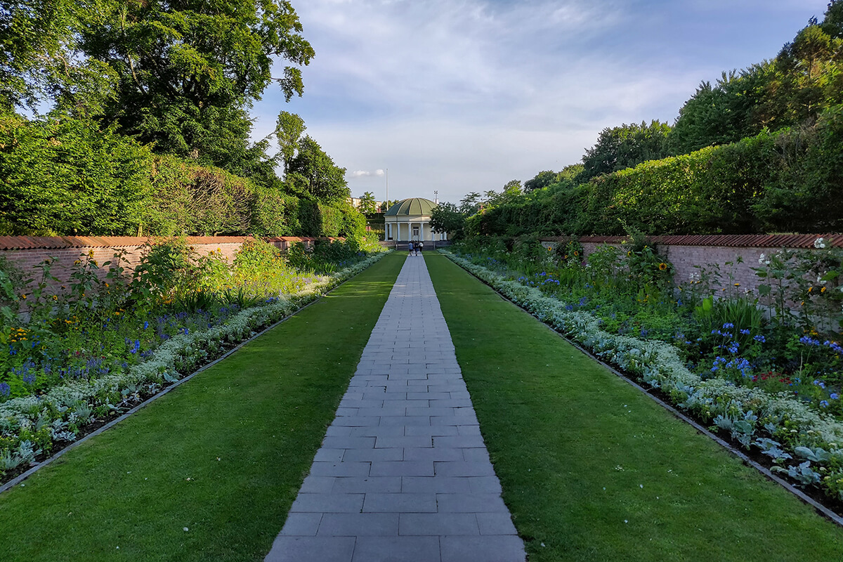 Gartenmauer aus Ziegelesteinen