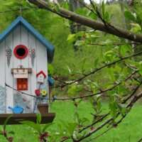 Liebevoll verziertes Vogelhaus