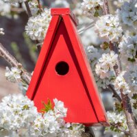 Rotes Vogelhaus im Obstbaum