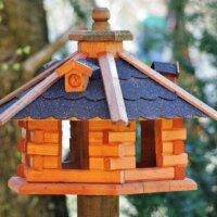 Modern gestaltetes Vogelhaus aus Holz