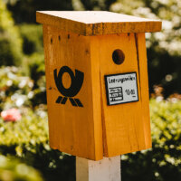 Vogelhaus im Stil eines Briefkastens