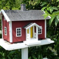 Vogelhaus im Stil eines schwedischen Hauses