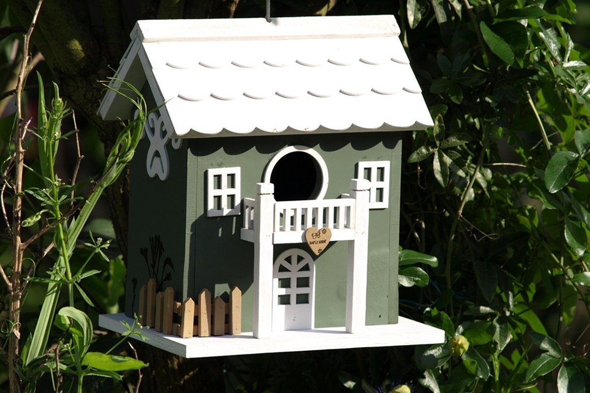 Vogelhaus im einzigartigen Stil nahe einer Hecke