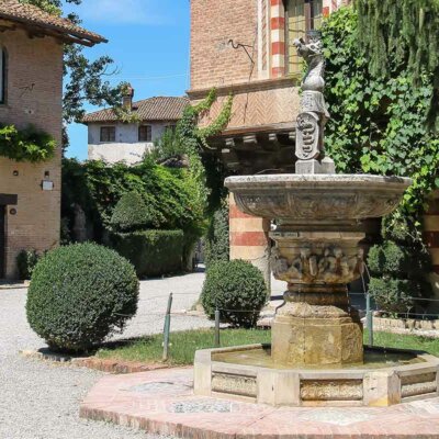 Buchsbäume mit Brunnen