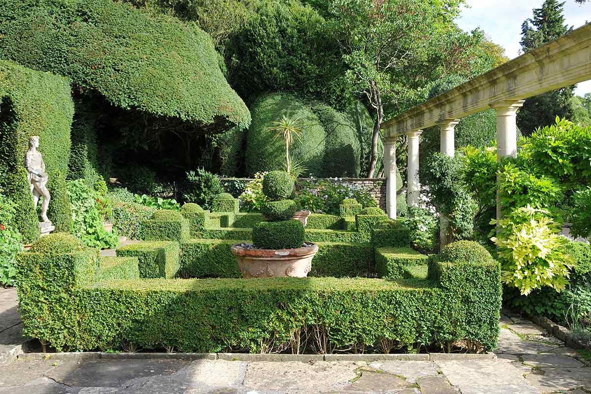 Antik gestalteter Park mit Buchsbaum-Formschnitten