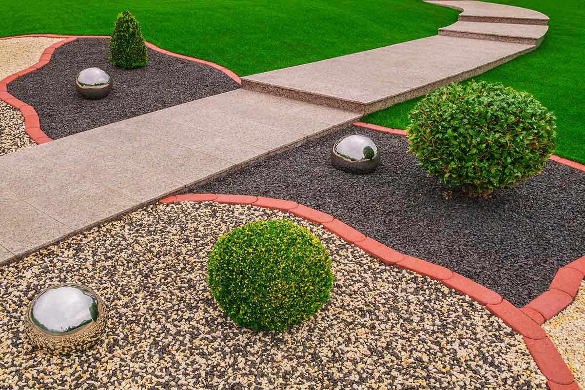 Buchsbaum-Kugeln im Kiesgarten