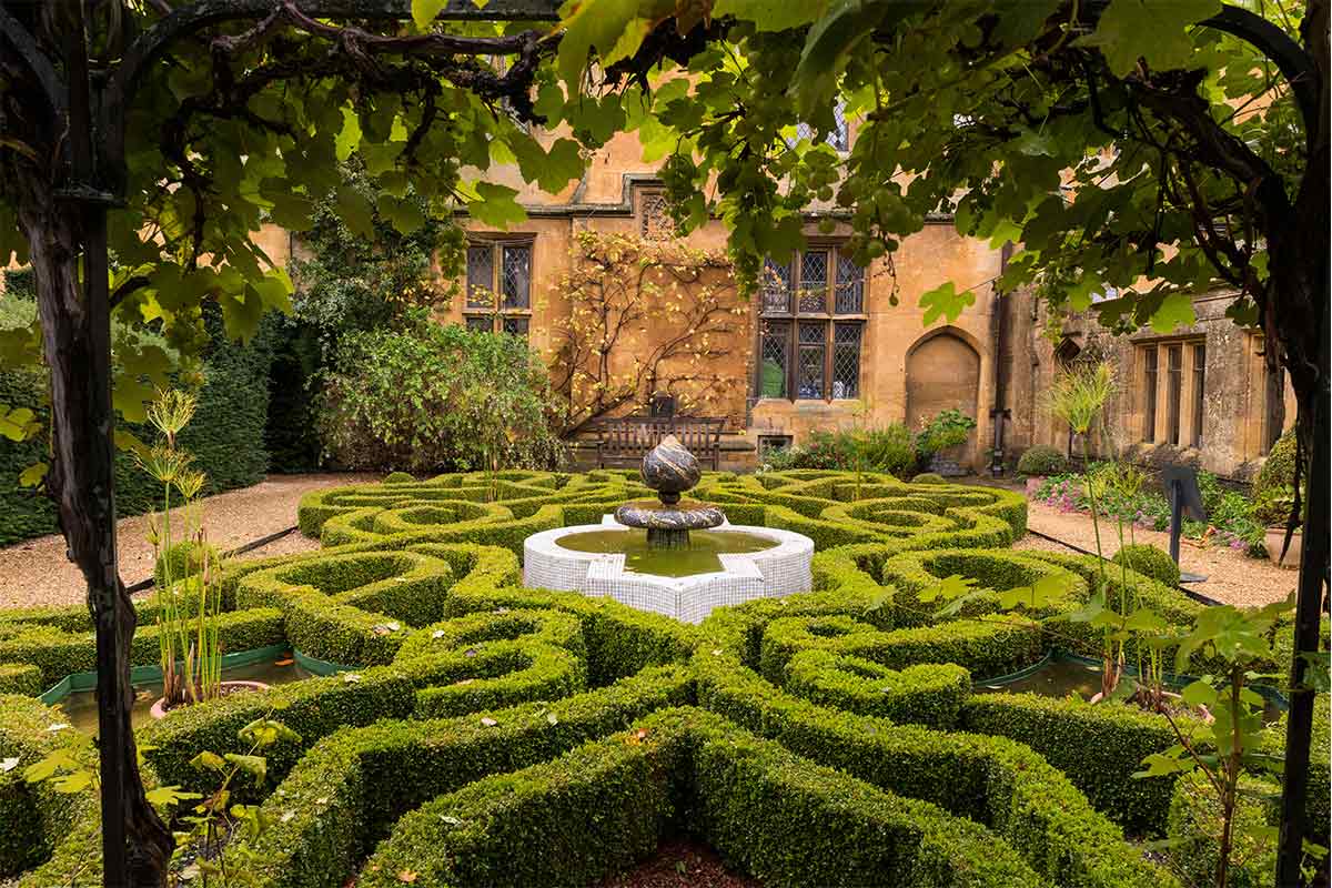 Buchsbaum-Labyrinth mit Brunnen