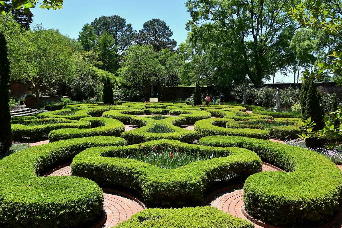 Buchsbaumhecken mit Wegen