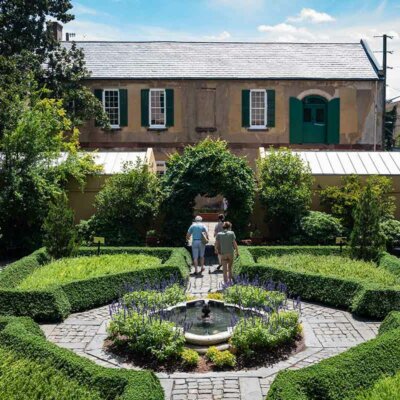 Buchsbaum-Hecken auf einem Platz mit Brunnen