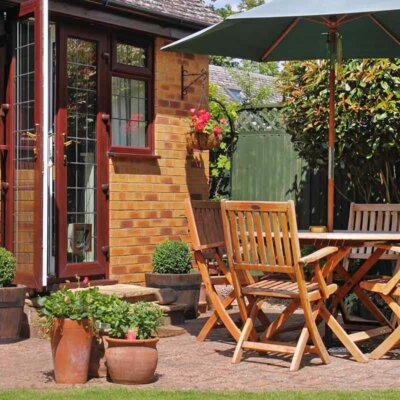 Buchsbäume in Töpfen auf einer Terrasse