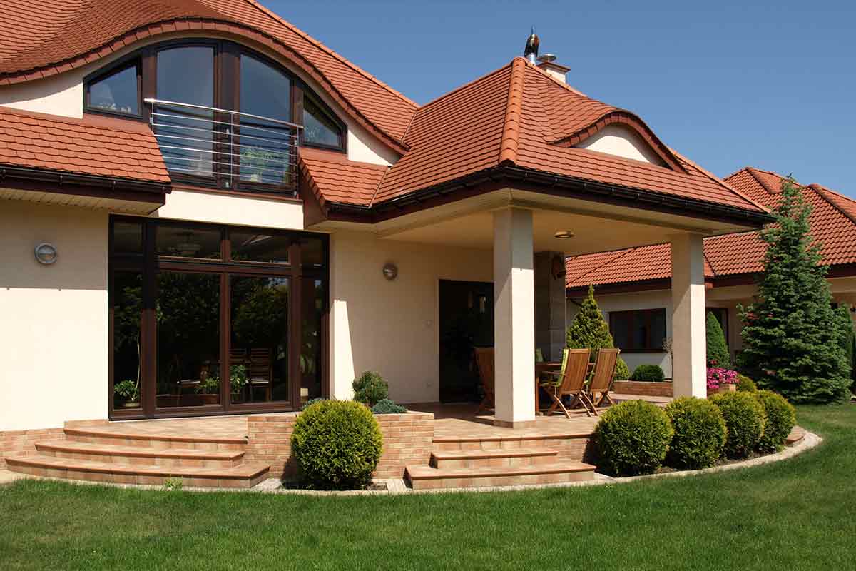 Buchsbäume vor einem Haus