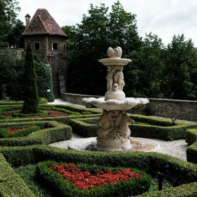 Buchsbaum-Hecken säumen Beete auf einem Platz © Grabowski Foto