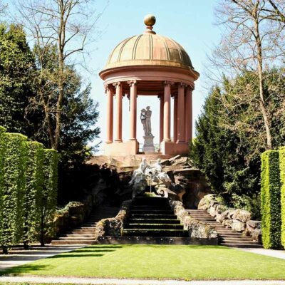 Apollo-Tempel mit Buchsbaumsäulen © EWY Media / shutterstock.com