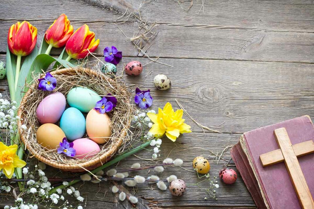 biblische und christliche ostergrüße und osterwünsche mit buntem osterkorb und kreuz