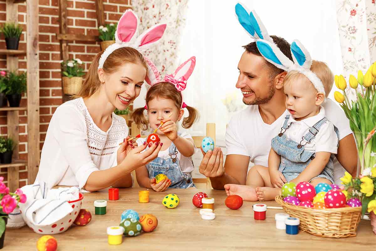 fröhlicher, schöner ostergruß für familie im frühling als osterkarte mit ostersprüchen und wünschen